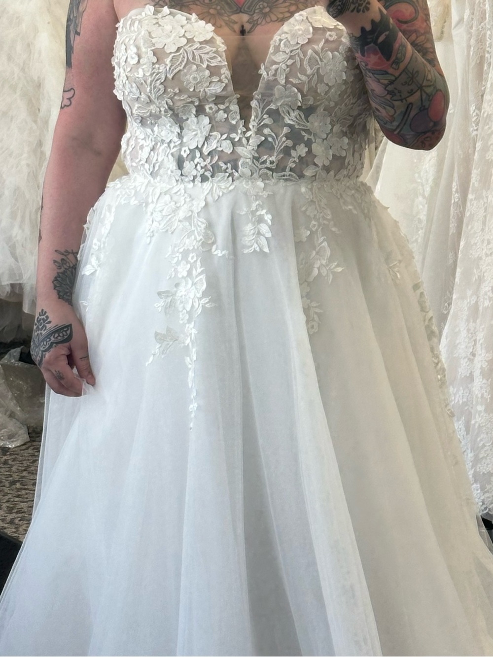 Romantic Lace Appliqué Bridal Ball Gown Dress in White